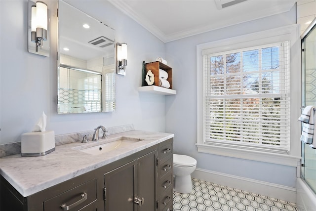 full bath with toilet, a shower with shower door, visible vents, baseboards, and crown molding