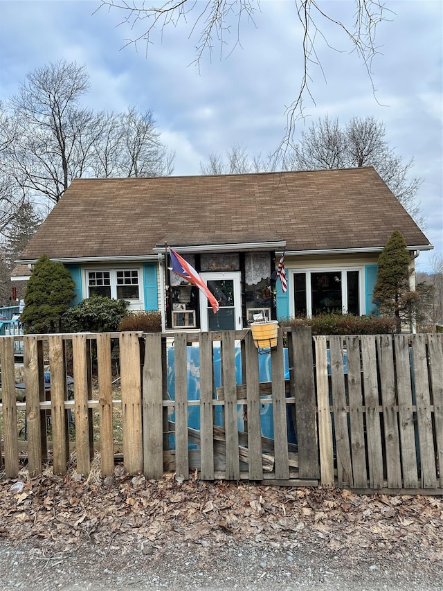 view of front of house featuring a fenced front yard