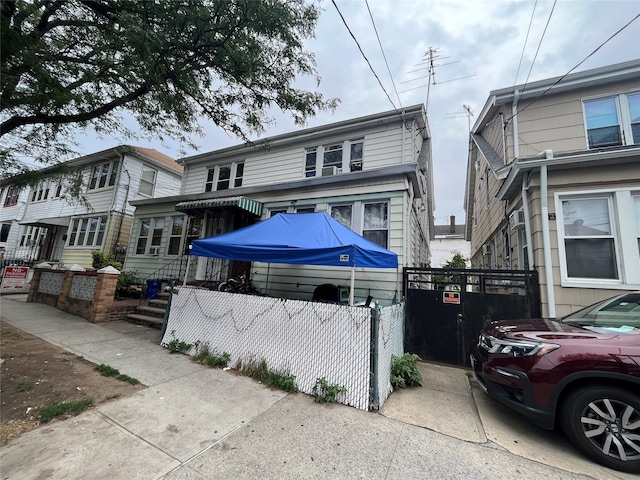 view of front of home with a fenced front yard