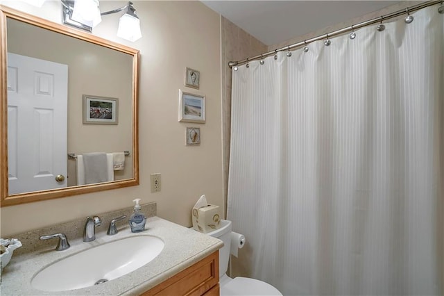 full bathroom featuring toilet, a shower with curtain, and vanity