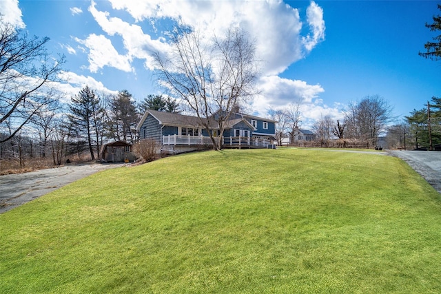 view of front of home featuring aphalt driveway and a front yard