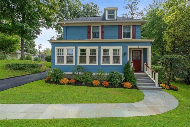 traditional style home featuring a front yard