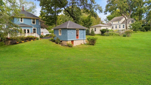 view of yard featuring an outbuilding