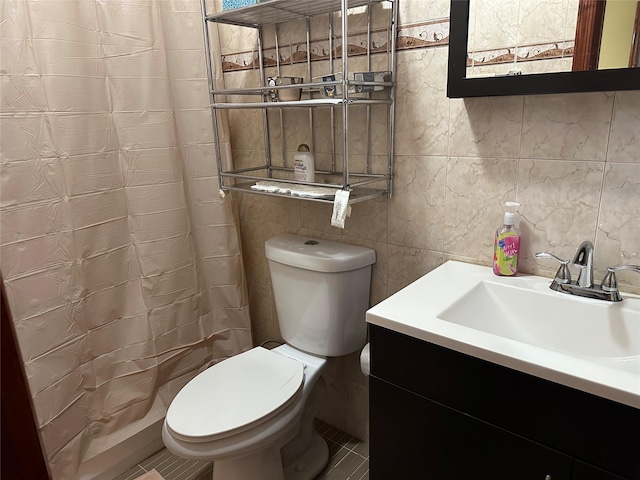 bathroom with tile walls, curtained shower, backsplash, toilet, and vanity