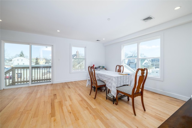 dining room featuring light wood-style floors, recessed lighting, visible vents, and baseboards