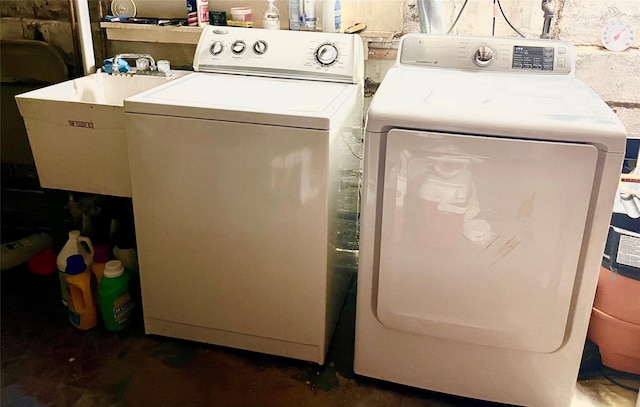 washroom featuring laundry area, a sink, and independent washer and dryer