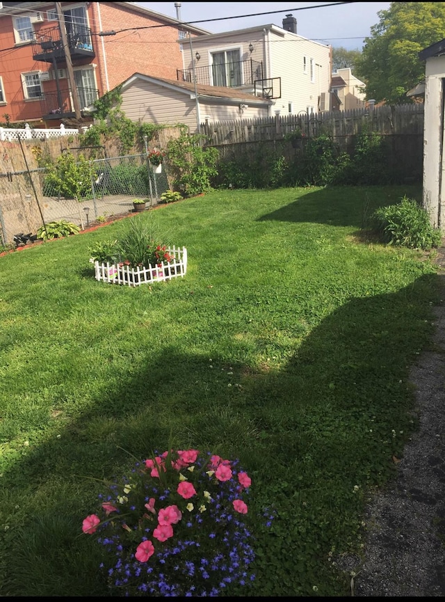 view of yard featuring fence