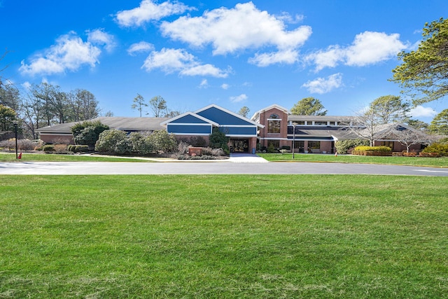 view of front facade with driveway and a front lawn