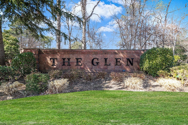 community / neighborhood sign featuring a lawn