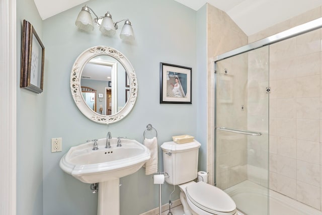 full bath featuring toilet, a stall shower, baseboards, and vaulted ceiling