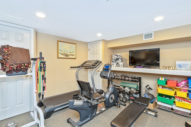 exercise area featuring baseboards, visible vents, and recessed lighting