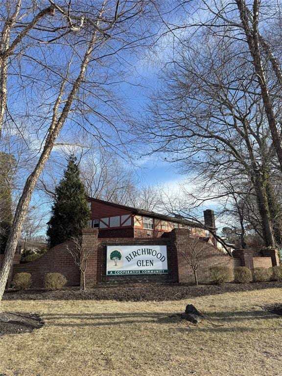 community sign featuring a garage