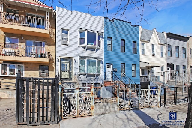 townhome / multi-family property featuring a fenced front yard