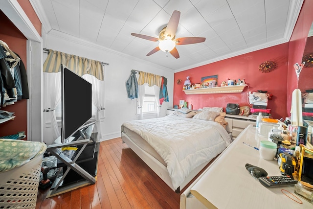 bedroom featuring crown molding, hardwood / wood-style floors, and ceiling fan