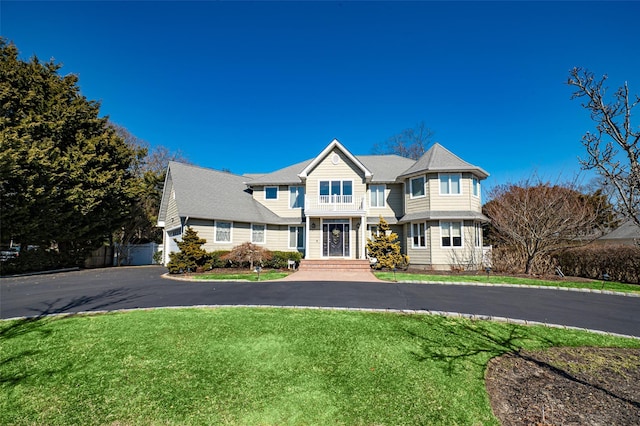 view of front of property with driveway and a front yard