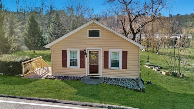 view of front of house featuring a front yard