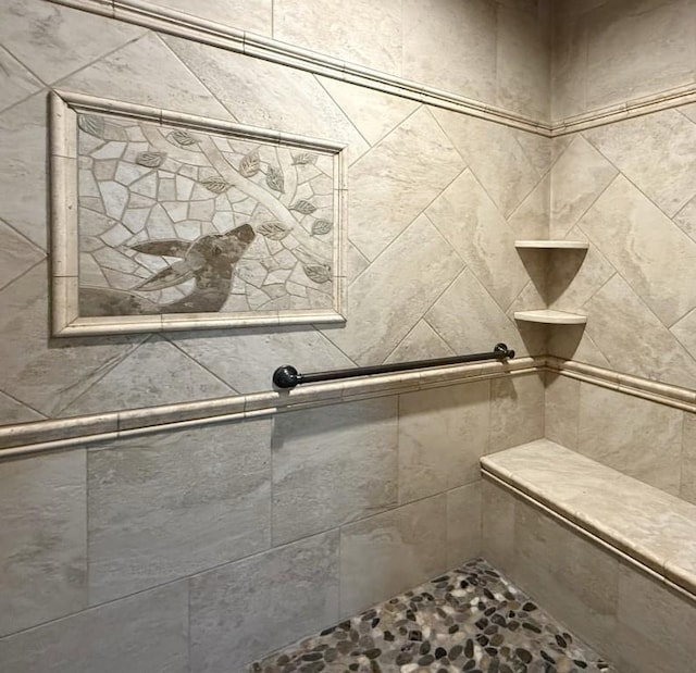 full bathroom featuring a tile shower