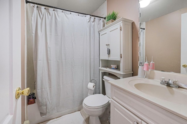 full bath featuring a shower with curtain, vanity, and toilet