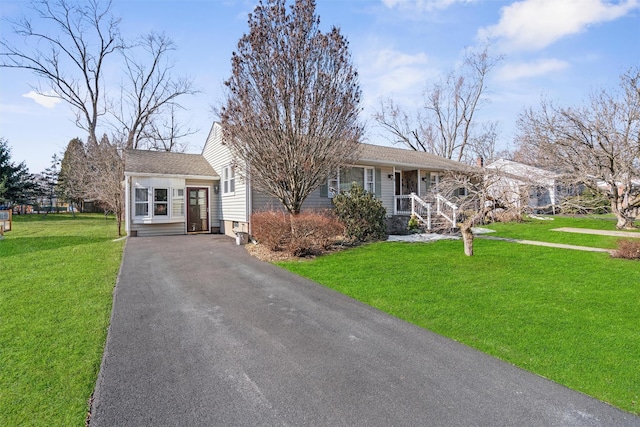 view of front facade with driveway and a front yard