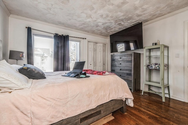 bedroom with dark wood-style floors, ornamental molding, a closet, and baseboards