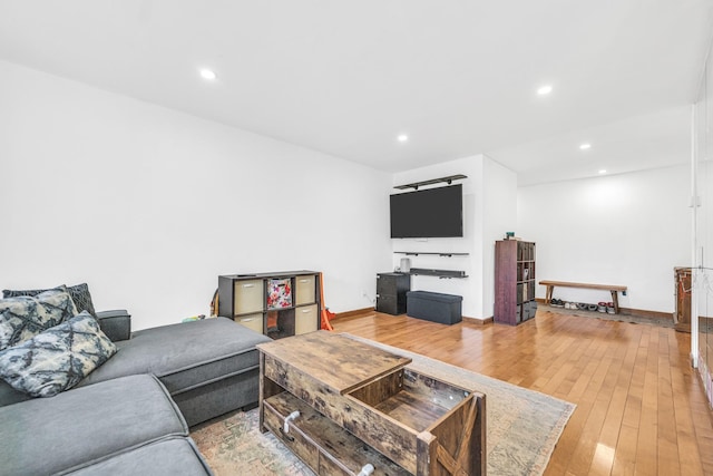 living area featuring recessed lighting, light wood-style flooring, and baseboards