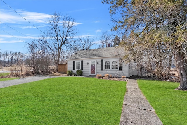 view of front facade featuring a front yard and driveway