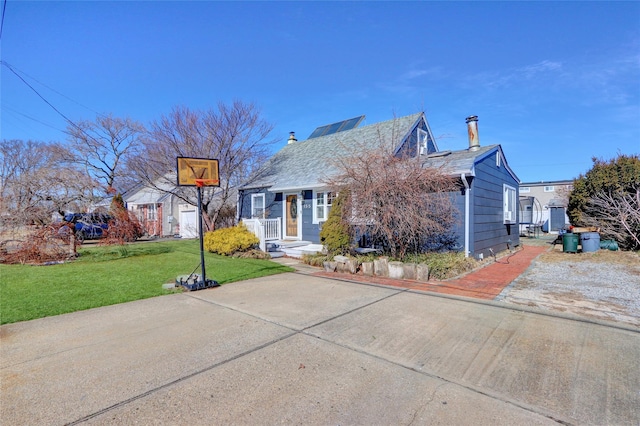 view of front of home featuring a front lawn