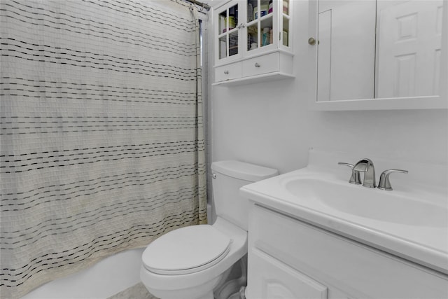 bathroom featuring a shower with shower curtain, vanity, and toilet