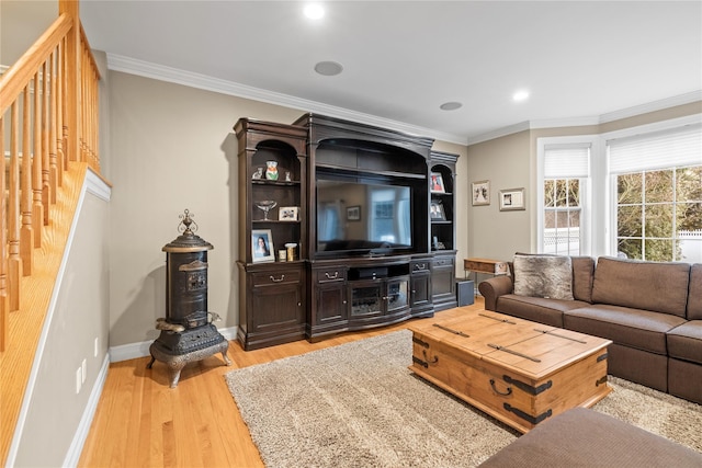 living area featuring ornamental molding, light wood-style flooring, and baseboards