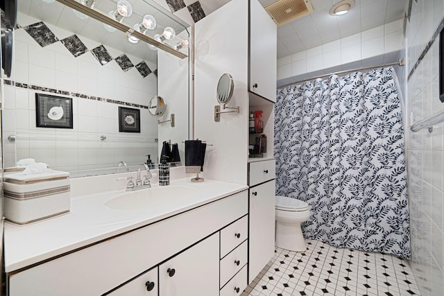 bathroom featuring a shower with curtain, visible vents, vanity, and toilet