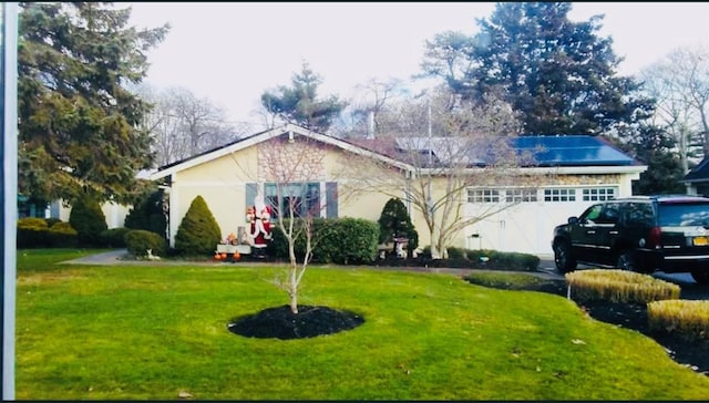 ranch-style house featuring stucco siding, an attached garage, and a front yard