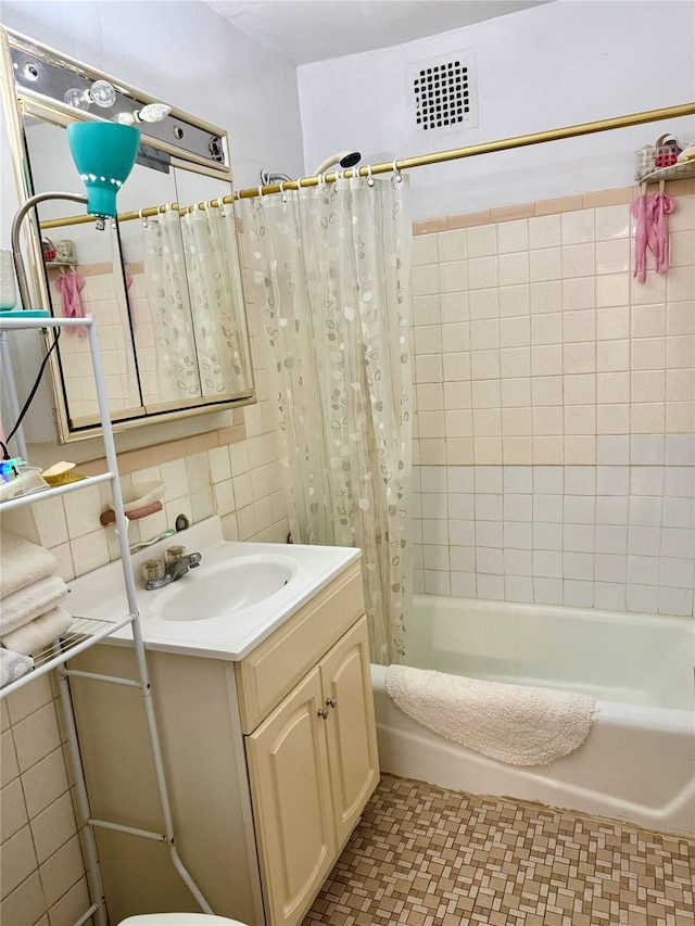 full bath with tasteful backsplash, visible vents, shower / bath combination with curtain, and vanity