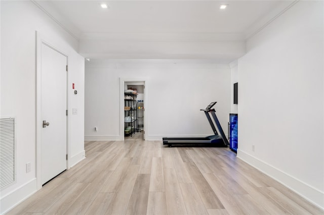 workout area with crown molding, light wood finished floors, recessed lighting, visible vents, and baseboards