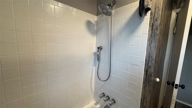 full bathroom with washtub / shower combination