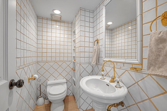 2 Aspen Pl, Great Neck, NY 11021 - bathroom with tile patterned flooring, tile walls, toilet, and recessed lighting
