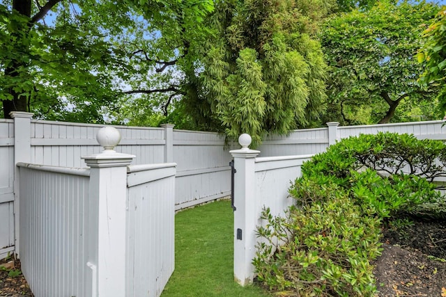 2 Aspen Pl, Great Neck, NY 11021 - view of yard