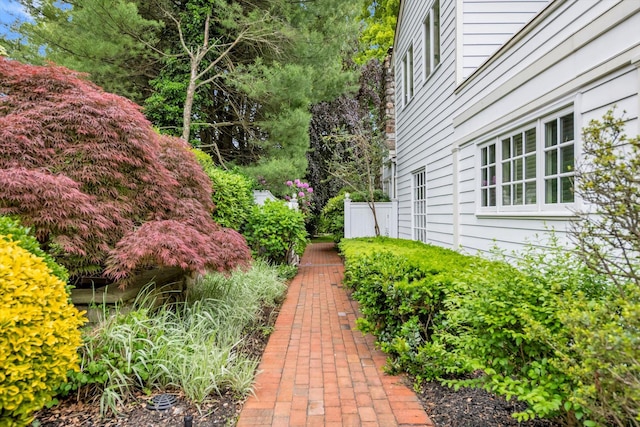 2 Aspen Pl, Great Neck, NY 11021 - view of yard
