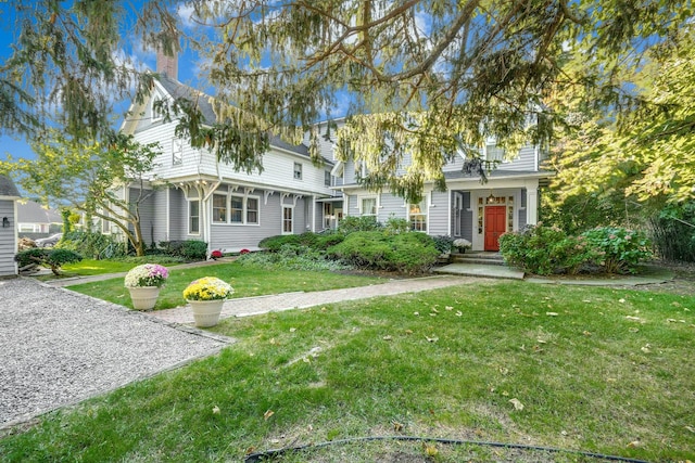 view of front of property featuring a front lawn