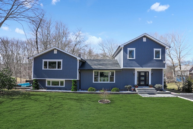 view of front of property featuring a front yard