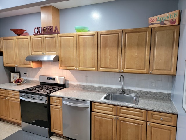 kitchen with stainless steel appliances, backsplash, a sink, and under cabinet range hood