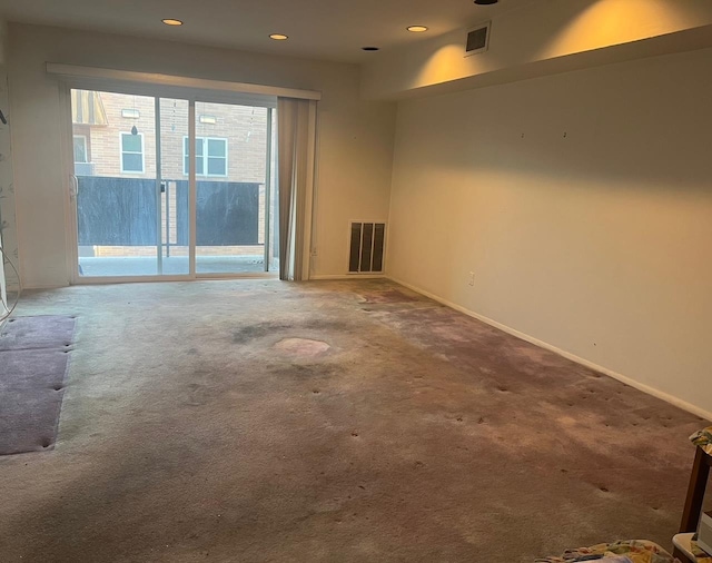 empty room with carpet floors, baseboards, visible vents, and recessed lighting