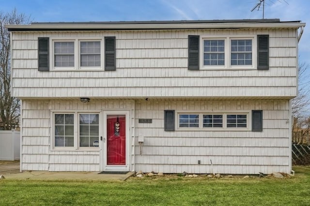 view of front facade featuring a front lawn