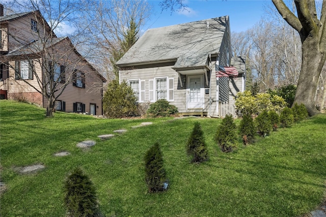 view of front facade featuring a front lawn