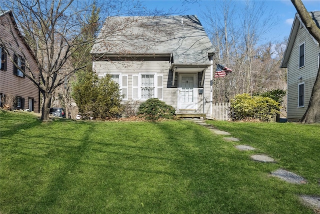 view of front of house featuring a front lawn