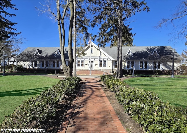 view of front facade with a front lawn