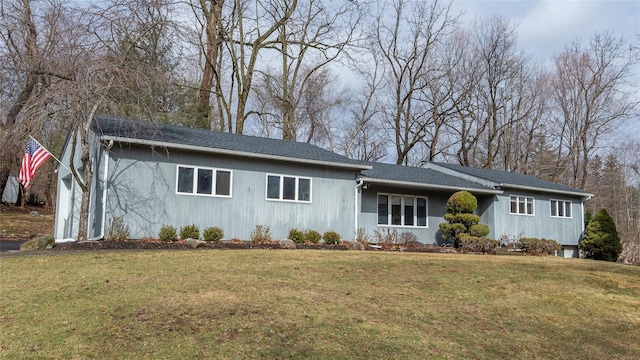 ranch-style house featuring a front yard