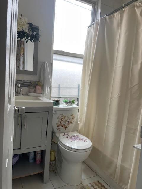 full bath featuring tile patterned floors, toilet, vanity, and a shower with curtain