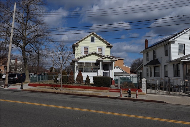 view of front of home featuring a fenced front yard