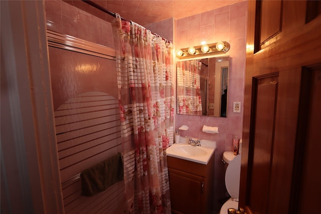 bathroom with tile walls, tasteful backsplash, toilet, a shower with shower curtain, and vanity