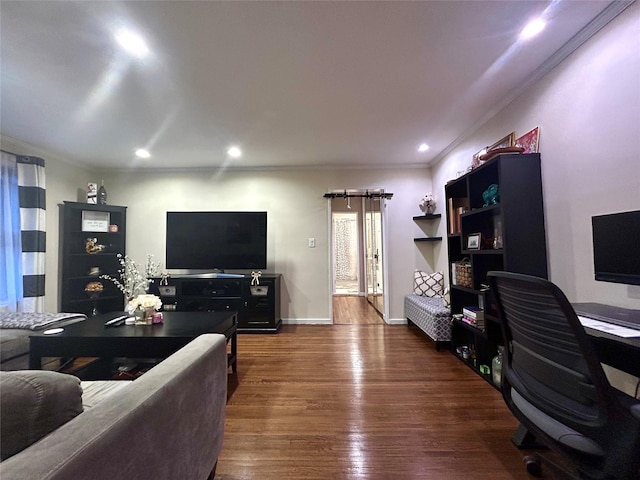 living room with baseboards, recessed lighting, wood finished floors, and crown molding